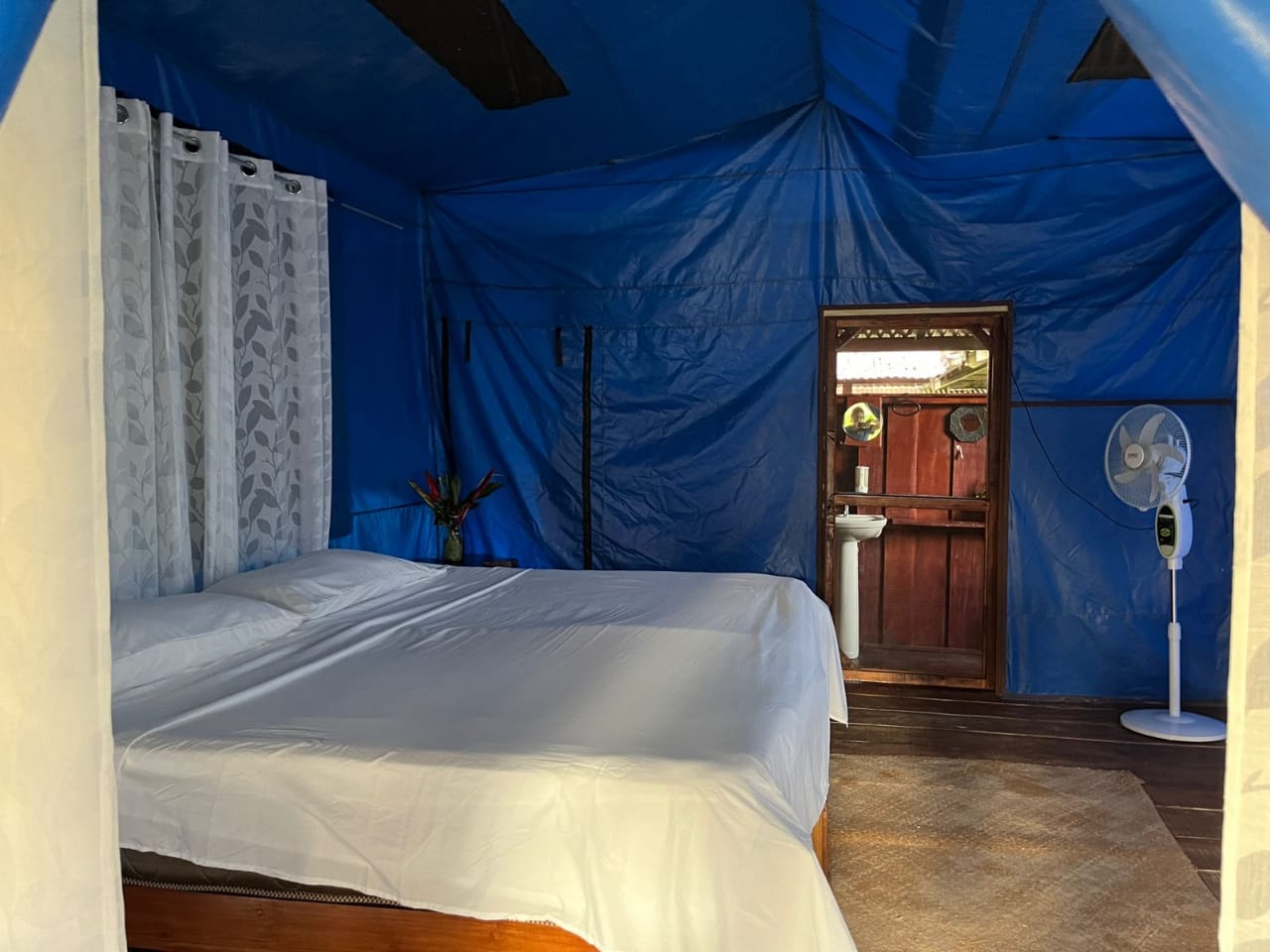 2023_SRI_Cama y puerta baño